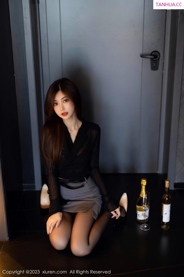 綺裡嘉 绮里嘉 [XiuRen]高清写真图 2023.05.19 No.6770 绮里嘉ula 短裙黑丝第31张图片